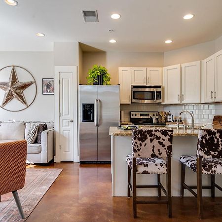 The Celebrity - Minutes To Broadway With A Balcony Appartement Nashville Buitenkant foto