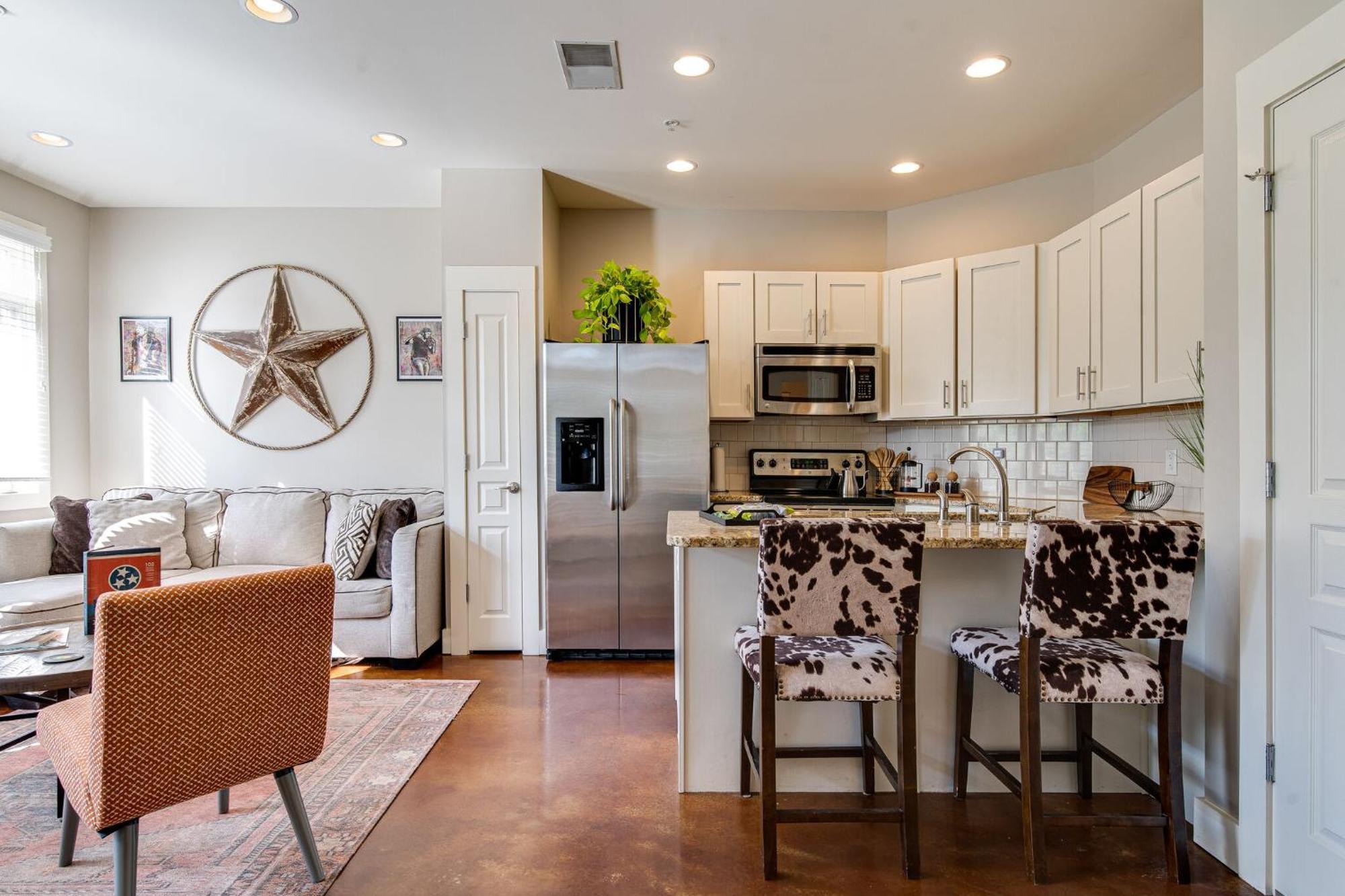 The Celebrity - Minutes To Broadway With A Balcony Appartement Nashville Buitenkant foto