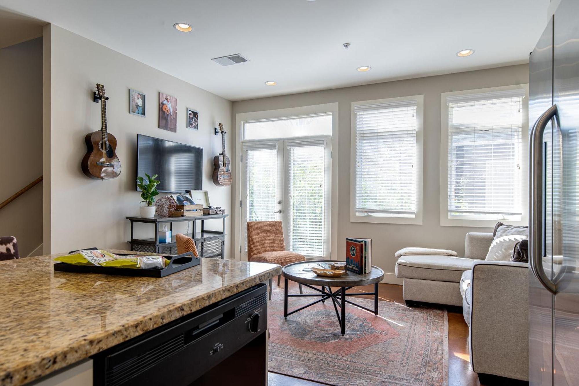 The Celebrity - Minutes To Broadway With A Balcony Appartement Nashville Buitenkant foto