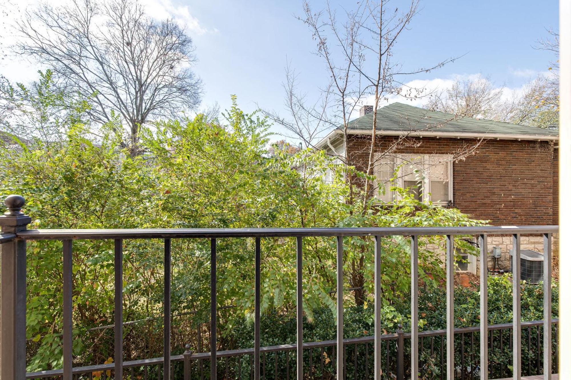 The Celebrity - Minutes To Broadway With A Balcony Appartement Nashville Buitenkant foto